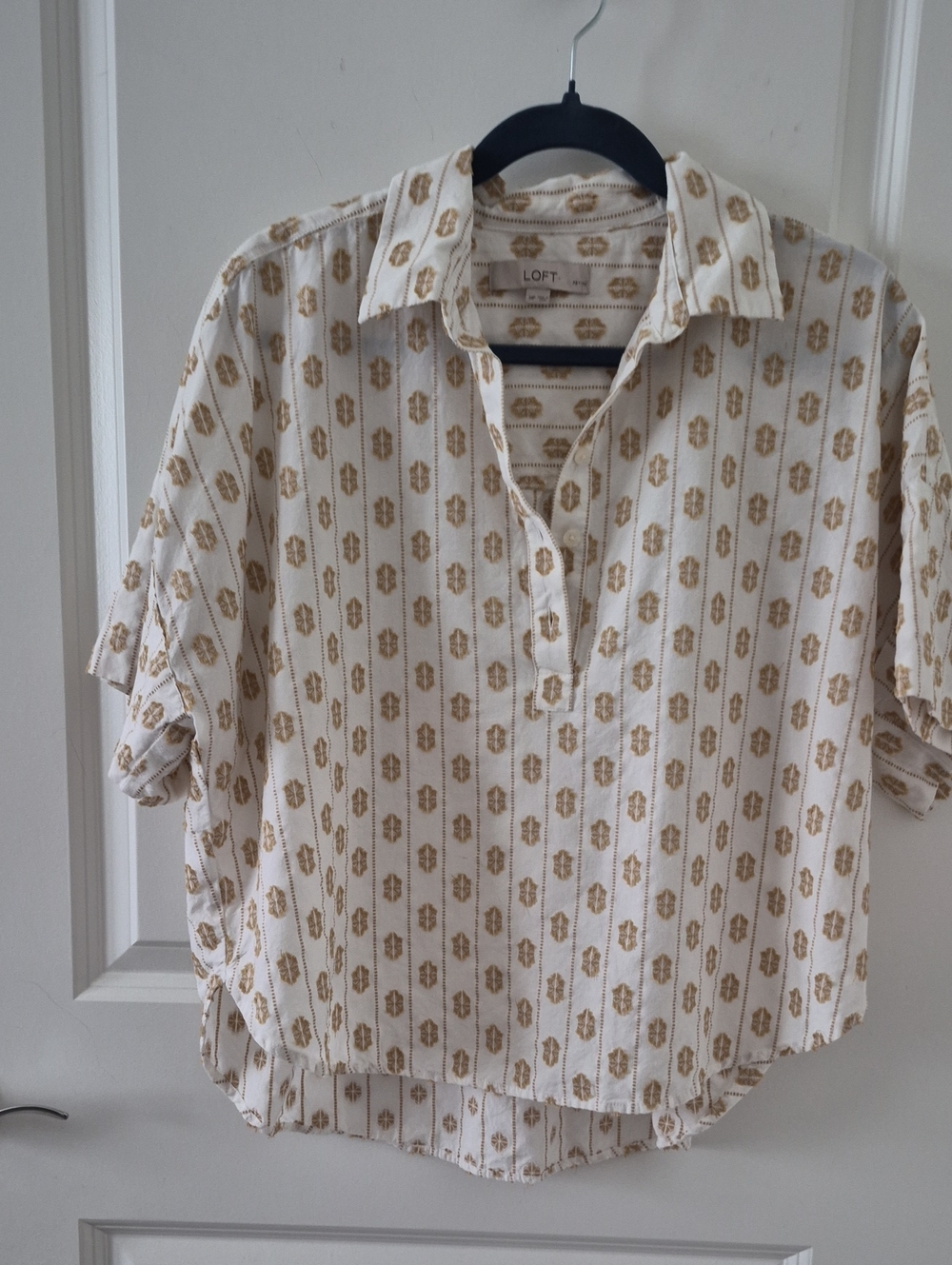 LOFT Cream & Tan Geometric Short Sleeve Collared Top